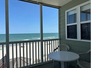 Outdoor dining - Captain's Walk I B1 - Oceanfront in Garden City Beach, SC (Garden City)