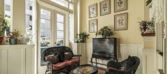 ExPeRiEnCe period antiques in elegant Edwardian twnhse in the heart San Franciso
