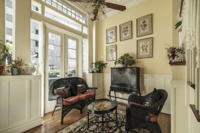ExPeRiEnCe period antiques in elegant Edwardian twnhse in the heart San Franciso