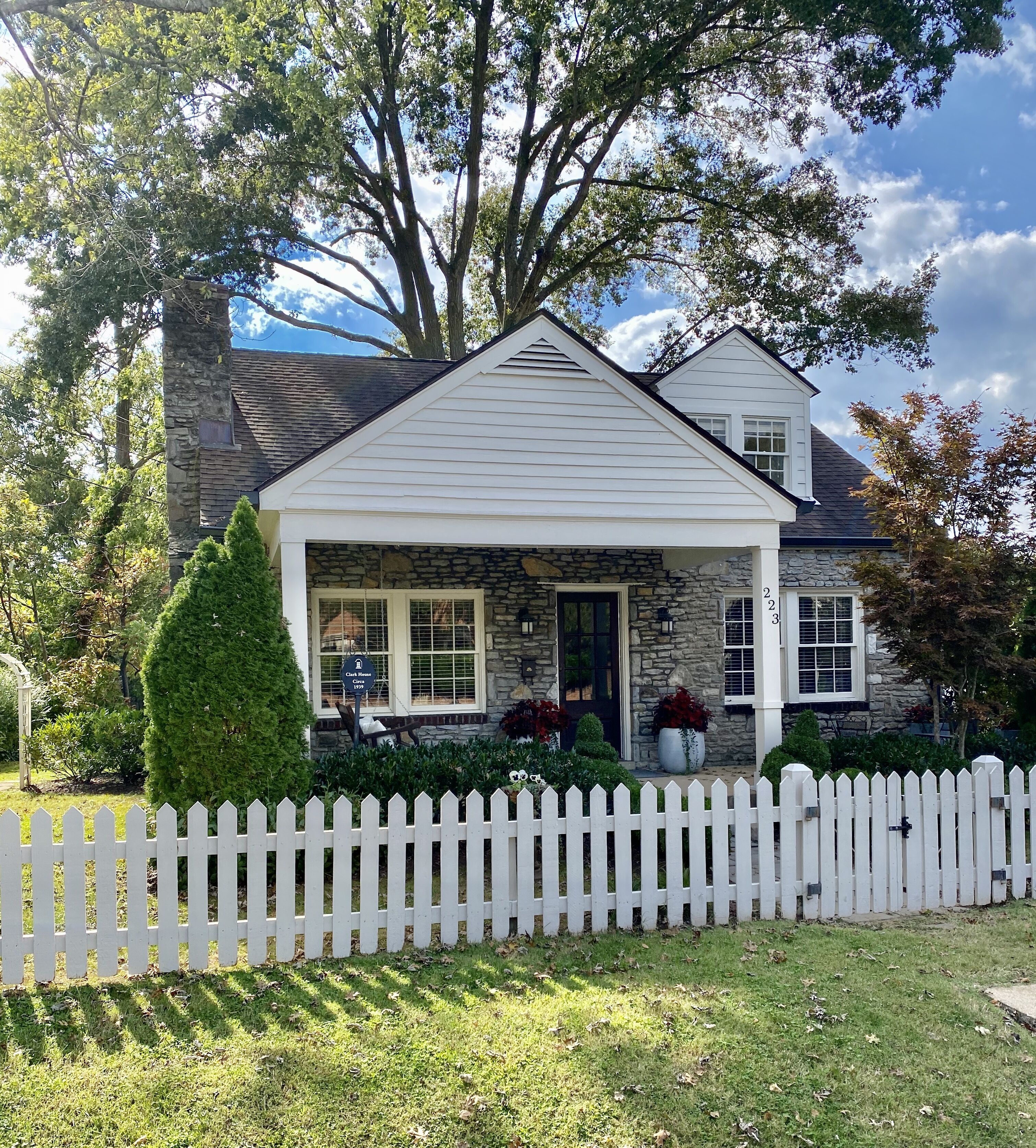 Walk to everything!! Cozy Stone Cottage in Downtown Historic District