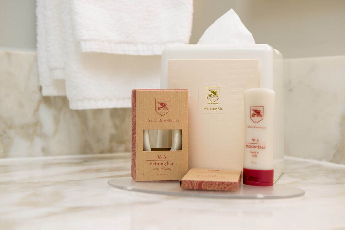 ヘアドライヤー、タオル、石鹸、トイレットペーパー