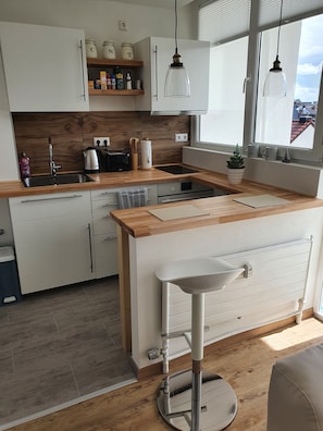 Kühlschrank, Ofen, Herdplatte, Wasserkocher mit Kaffee-/Teezubehör