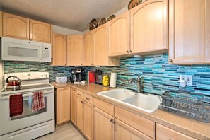 Fridge, microwave, stovetop, coffee/tea maker - Santa Fe Bungalow ~ 2 Mi to Downtown! (Santa Fe)