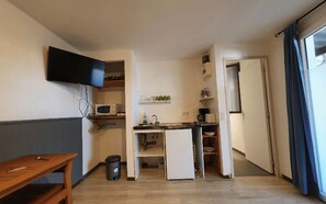 Fridge, coffee/tea maker, toaster