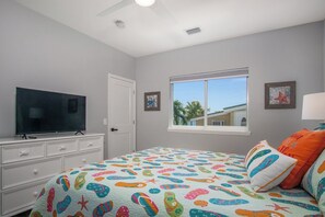 3 bedrooms, free WiFi, bed sheets - Swept Away  3BR/2BA Keys Retreat with Pool, Dock & Stunning Open Water Views (Marathon)
