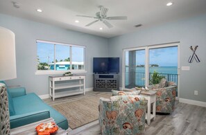 Smart TV - Swept Away  3BR/2BA Keys Retreat with Pool, Dock & Stunning Open Water Views (Marathon)