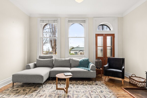 TV, fireplace - TARALGA TERRACES - THE BANK (Taralga)