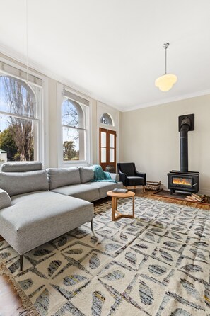 TV, fireplace - TARALGA TERRACES - THE BANK (Taralga)