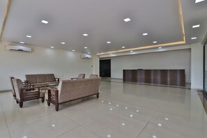 Lobby - Utkarsh Hotel (Silvassa)