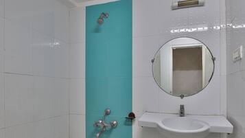 Executive Room | Bathroom | Shower, towels, soap, shampoo