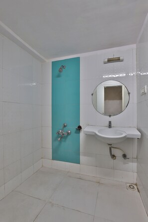 Habitación ejecutiva | Baño | Regadera, toallas, jabón, shampoo
