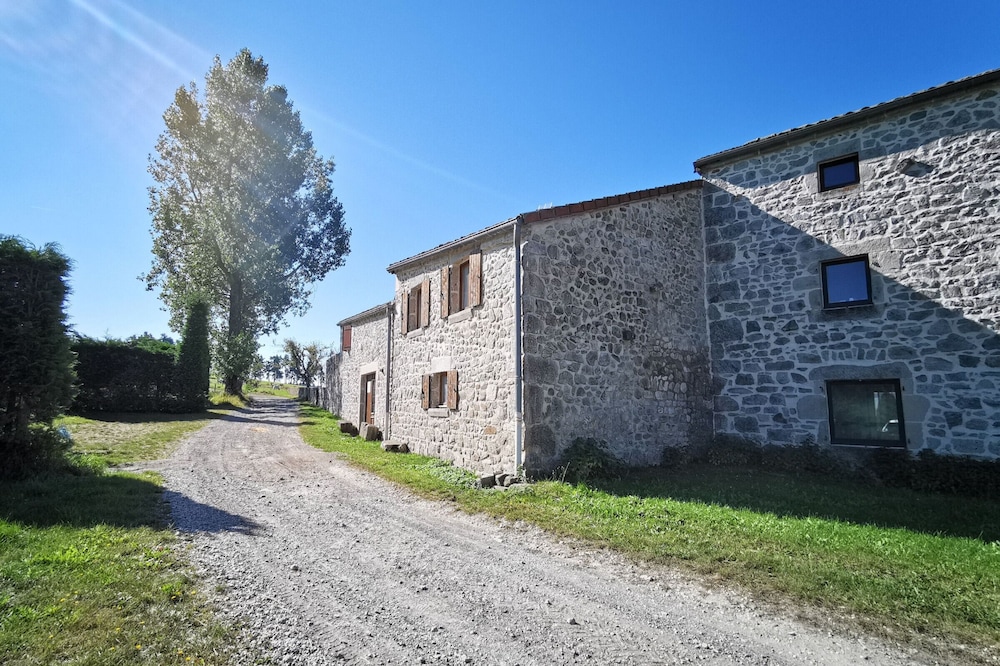 Gite Saint-Romain-Lachalm, 3 bedrooms, 6 persons