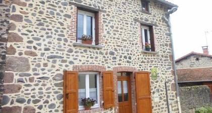 Maison de bourg restaurée avec cour privative au coeur d'un village paisible, proche gorges de l'Allier et sites historiques