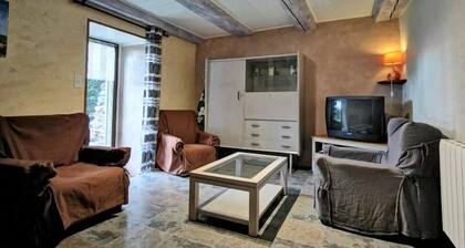 Maison de bourg restaurée avec cour privative au coeur d'un village paisible, proche gorges de l'Allier et sites historiques