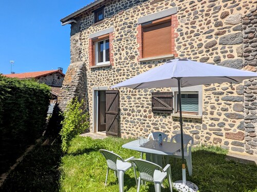 Maison de bourg restaurée avec cour privative au coeur d'un village paisible, proche gorges de l'Allier et sites historiques