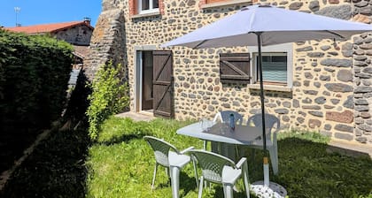 Maison de bourg restaurée avec cour privative au coeur d'un village paisible, proche gorges de l'Allier et sites historiques