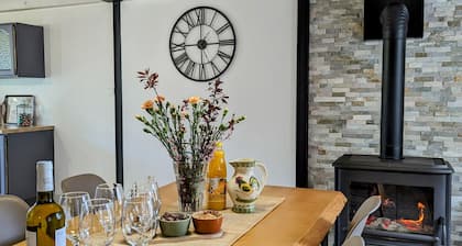 Ancienne ferme rĂ©novĂ©e avec jardin privĂ©, poĂȘle Ă  bois et terrasse