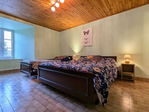 3 bedrooms, desk - Family-Friendly Cottage with Spacious Rooms and Enclosed Yard in Freycenet-la-Tour (Freycenet-la-Tour)