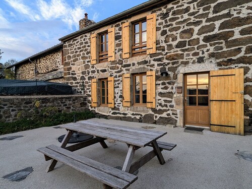 Family-Friendly Cottage with Spacious Rooms and Enclosed Yard in Freycenet-la-Tour