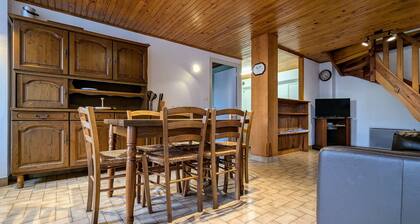 Gßte familial en Haute-Loire avec terrain clos, à proximité de l'ArdÚche et des stations de ski