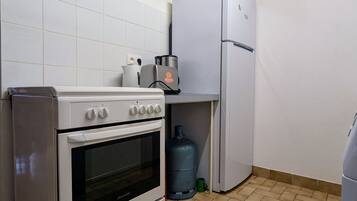 Réfrigérateur, micro-ondes, lave-vaisselle, chaise haute