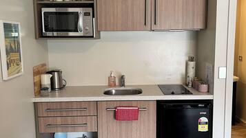 Jääkaappi, mikroaaltouuni, liesi, vedenkeitin