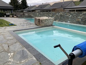 Utendørsbasseng og et oppvarmet basseng