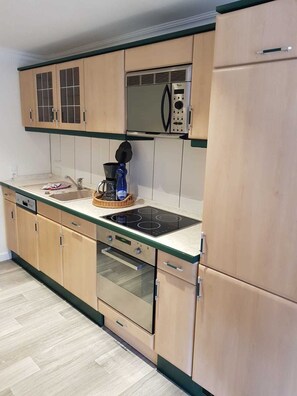 Kühlschrank, Mikrowelle, Ofen, Geschirrspüler