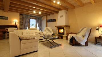 TV, fireplace