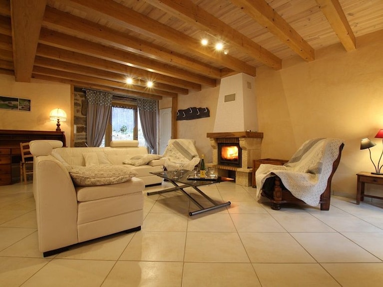Riverfront Retreat With Spacious Rooms & Terrace - Ideal For Families And Adventurers - Auvergne