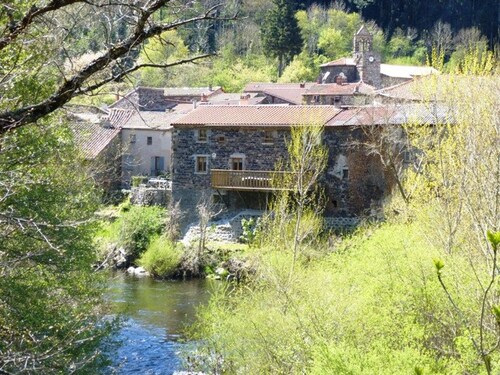Gîte spacieux avec terrasse surplombant rivière, idéale pour pêche et sports d’eau, tout inclus