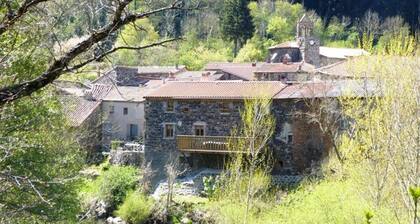 GĂźte spacieux avec terrasse surplombant riviĂšre, idĂ©ale pour pĂȘche et sports dâeau, tout inclus