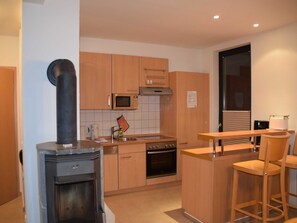 Kühlschrank, Mikrowelle, Ofen, Geschirrspüler
