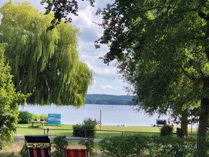 Un parc au bord du lac, doté de bancs et offrant une vue sur l’eau.