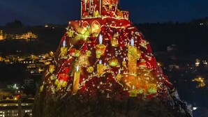 A large, illuminated structure with a central tower and multiple smaller buildings, surrounded by a cityscape. - Apartment in the heart of Le Puy-en-Velay (Le Puy-en-Velay)