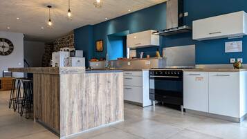 Refrigerador, microondas, lavavajillas y comedor