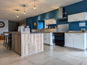 Frigorifero, microonde, lavastoviglie, tavolo da pranzo