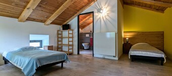 Comfortable lodge with heated pool, for 23 people, perfect for families and friends