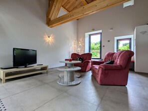 TV - Comfortable lodge with heated pool, for 23 people, perfect for families and friends (Lapte)