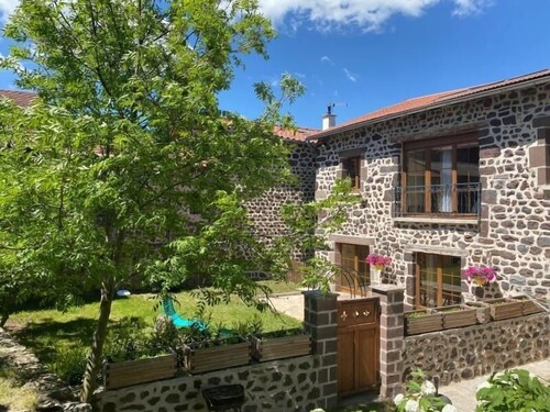 Bauernhaus in Saint-Christophe-sur-Dolaison mit Terrasse und privaten Zimmern