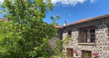 Bauernhaus in Saint-Christophe-sur-Dolaison mit Terrasse und privaten Zimmern