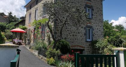 Acogedora casa rural con jardín, cerca del Puy-en-Velay, perfecta para familias y amantes de la naturaleza.