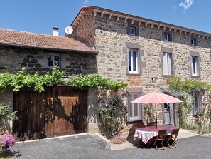 Exterior - Charming Stone House with Garden near Ski Resorts and Roman Architecture (Saint-Just-prés-Brioude)