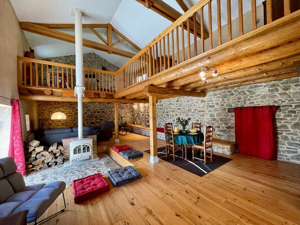 TV, fireplace - Family house 4 bedrooms with garden, fireplace, wood stove, parking and Wi-Fi (Saint-Vert)