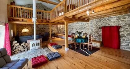 Familienhaus mit 4 Schlafzimmern, Garten, Kamin, Holzofen, Parkplatz und WLAN