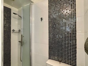Bathroom - Family house 4 bedrooms with garden, fireplace, wood stove, parking and Wi-Fi (Saint-Vert)