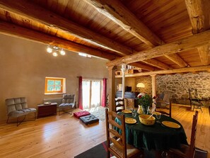 Interior - Family house 4 bedrooms with garden, fireplace, wood stove, parking and Wi-Fi (Saint-Vert)