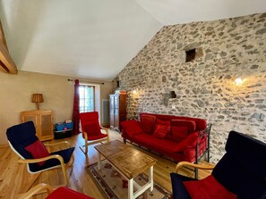 Televisión y chimenea 