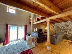 TV, fireplace - Family house 4 bedrooms with garden, fireplace, wood stove, parking and Wi-Fi (Saint-Vert)