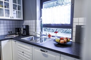 Kjøleskap, ovn, kokeplater og oppvaskmaskin